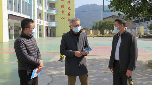 沙县人民政府副县长钟旗胜到高桥中心小学指导新冠肺炎疫情防控工作