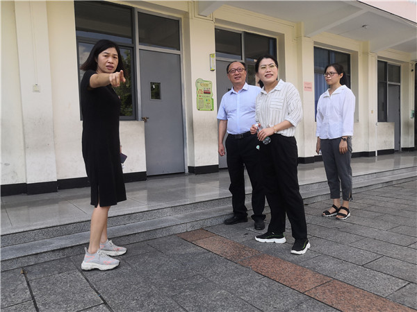 沙县区人民政府副区长邓秋萍到城三小学调研