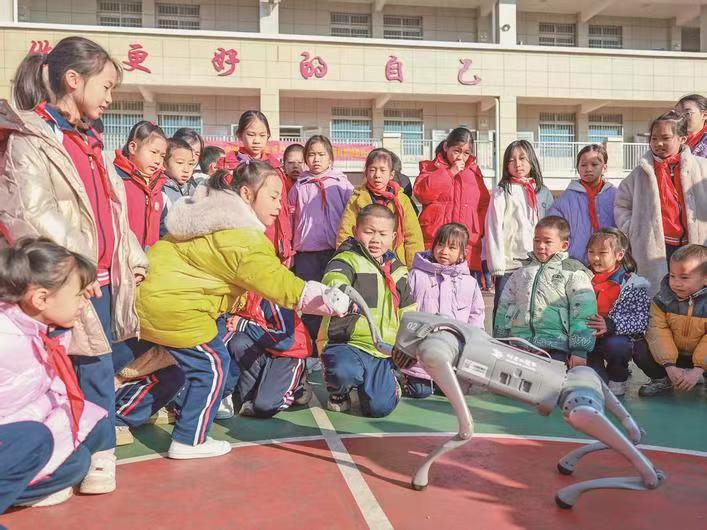 “流动科学课”点燃老区孩子科学梦