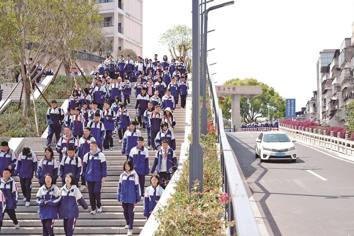 人车分流保平安，安全护送助成长