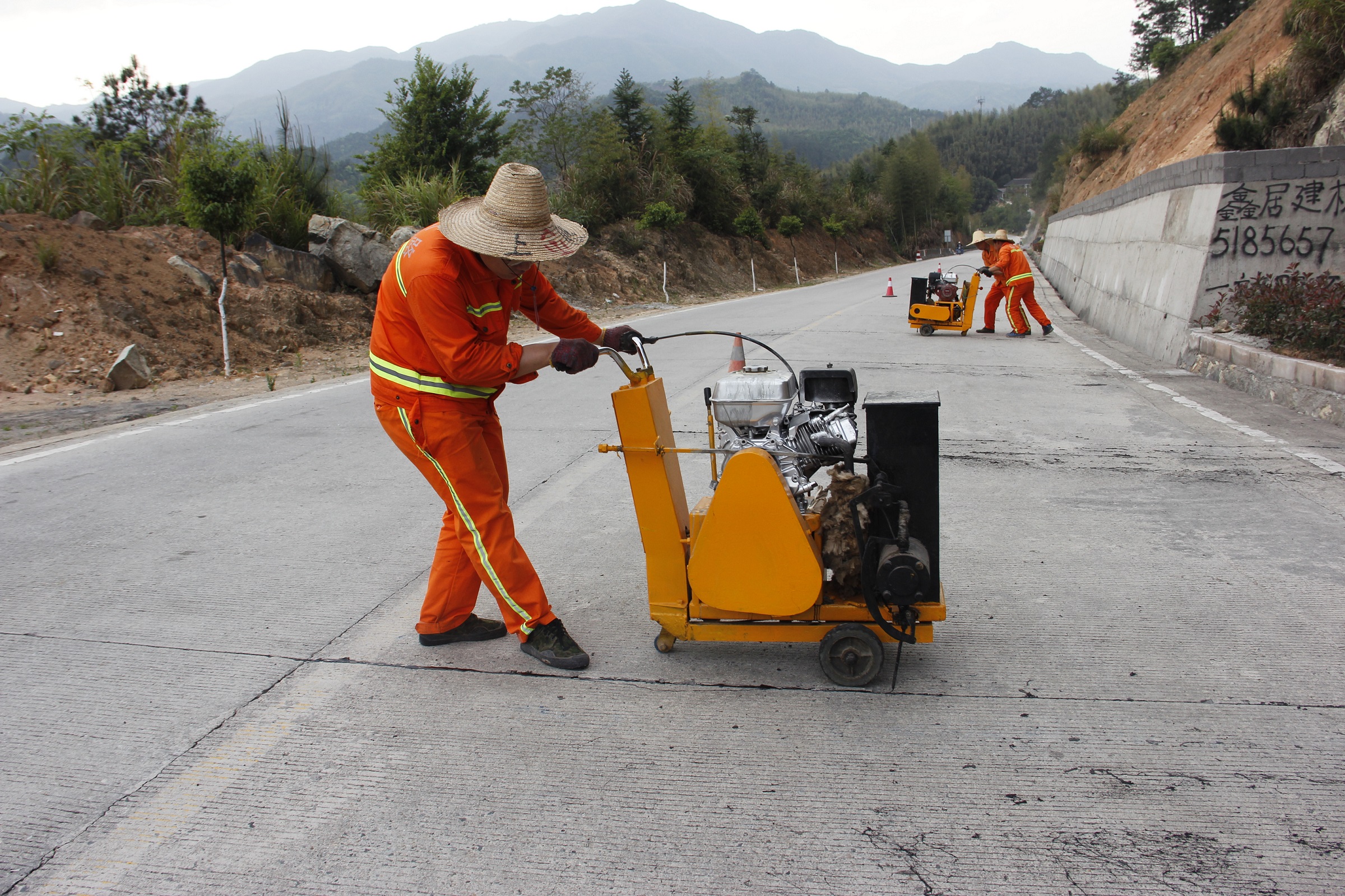沙县公路分局开展春季公路灌缝作业
