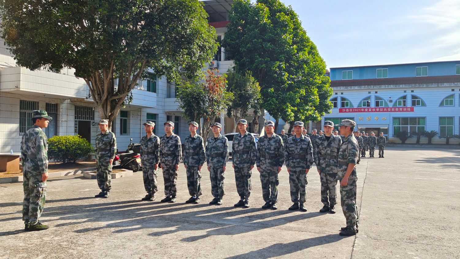 开展役前训练提高兵员质量