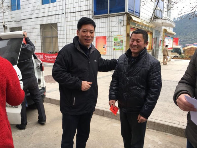 市发改委党组书记主任谢家芹一行到虬江街道开展扶贫慰问调研活动