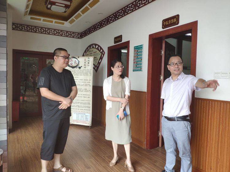 在夏茂镇中心幼儿园项目建设基地,郭贤辉了解项目进度